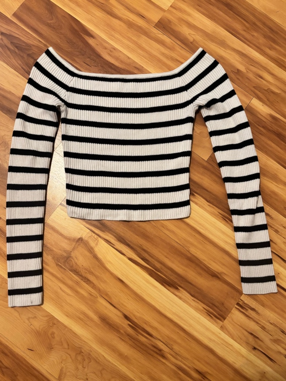 Hollister Black & White striped long sleeve Ribbed Off-Shoulder Top Size Medium
